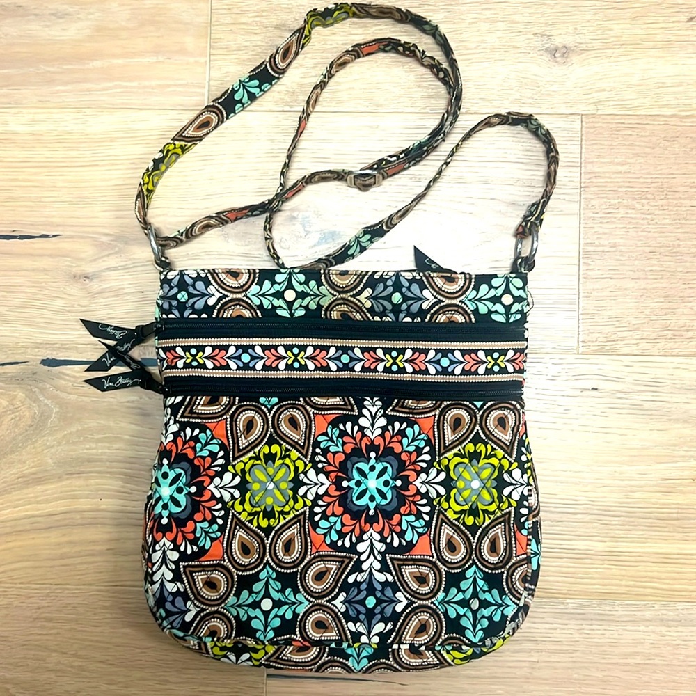 VERA BRADLEY PURSE pocketbook  Crossbody paisley pattern. Lots of pockets black